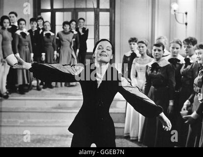 MÄDCHEN IN UNIFORME / Deutschl./Frankreich 1958 / Geza von Radvaanyi Filmszene mit Romy Schneider (Manuela, als Romeo verkleidet, bei einer Schulaufführung). Regie: Geza von Radvanyi Foto Stock