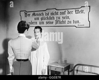 MÄDCHEN IN UNIFORME / Deutschl./Frankreich 1958 / Geza von Radvaanyi Filmszene mit Romy Schneider (Manuela von Meinhardis) und LILLI PALMER (Erzieherin Elisabeth von Bernburg) Regie: Geza von Radvanyi Foto Stock