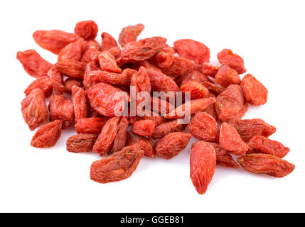 Pila di essiccati Goji berry su bianco Foto Stock