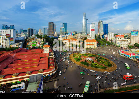 Impressione, colorata e vibrante scena di traffico in Asia, dinamica, affollata città con il sentiero su strada, a Saigon, Vietnam Foto Stock