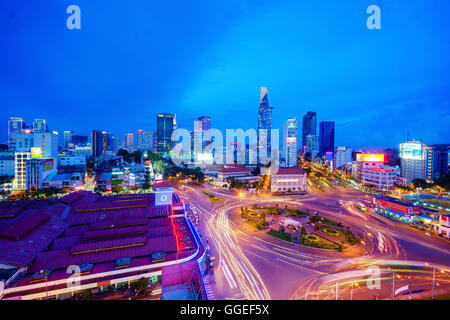 Impressione, colorata e vibrante scena di traffico in Asia, dinamica, affollata città con il sentiero su strada, a Saigon, Vietnam Foto Stock