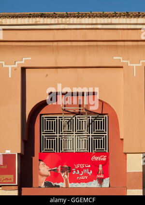 Un annuncio pubblicitario per la Coca Cola in lingua araba al di fuori di un negozio di Ouarzazate, Marocco, Africa del Nord. Foto Stock