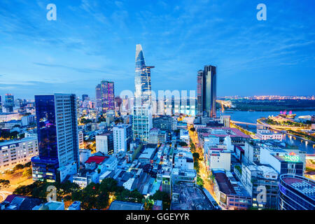 Vista notturna di business e il centro amministrativo della città di Ho Chi Minh, Vietnam Foto Stock