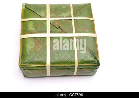 Ripieni di riso appiccicoso cake o Banh Chung su sfondo bianco Foto Stock