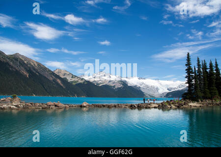 Le acque blu del glaciale Lago Garibaldi, nel parco provinciale dello stesso nome, British Columbia, Canada Foto Stock