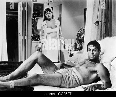 DIE NACKTEN TATSACHEN / non fare le onde USA 1966 / Alexander Mackendrick Tony Curtis, Mitte (Carlo Cofield), CLAUDIA CARDINALE (Laura Califatti), in 'Die nackten Tatsachen', 1966./ Regie: Alexander Mackendrick aka. Non fare le onde Foto Stock