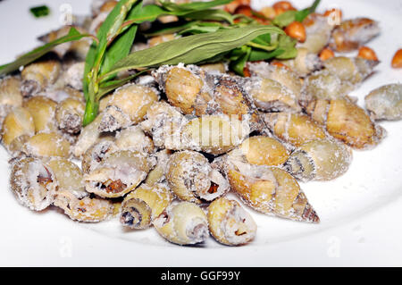 Il vietnamita salati gusci fritto sul piatto bianco con foglie di laksa Foto Stock