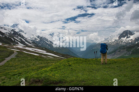 Haute Route trekker tenendo nel massiccio del Monte Bianco da Col de Balme passano sul Francia-svizzera confine. Foto Stock