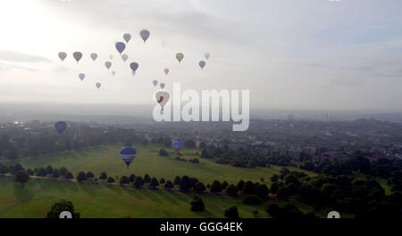 Palloncini a salire in cielo sulla stampa di lancio per il 2016 Bristol Balloon Fiesta a Ashton Court station wagon, Bristol. Foto Stock