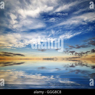 Bellissimo paesaggio marino. Profondo cielo blu a giornata di sole. Sullo sfondo del cielo. Foto Stock