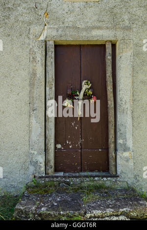 Vecchia porta in una zona rurale della Toscana, Italia Foto Stock