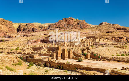 Vista del Grande Tempio e porta arcuata di Petra, Giordania Foto Stock