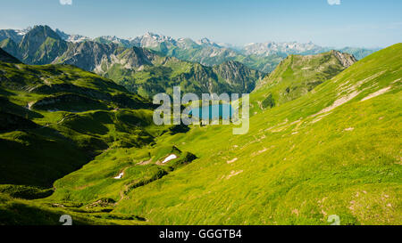 Geografia / viaggi, in Germania, in Baviera, il panorama dal Zeigersattel al Seealpsee (lago), sulla sinistra dietro di esso il Hoefats (montagna) 1919m, Allgaeu Alpi, Allgaeu, Freedom-Of-Panorama Foto Stock