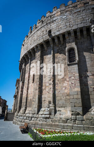 Abside della cattedrale attraverso le mura della città, Avila, Castilla y Leon, Spagna Foto Stock