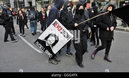 I membri del gruppo anarchico Black Block; unisciti alla, Londra, studente quota protesta. Foto Stock