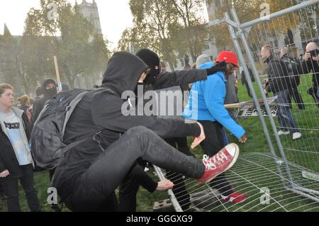 I membri del gruppo anarchico Black Block; unisciti alla, Londra, studente quota protesta. Foto Stock