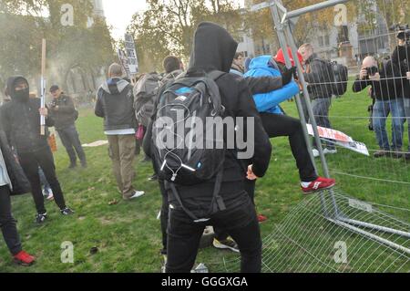 I membri del gruppo anarchico Black Block; unisciti alla, Londra, studente quota protesta. Foto Stock