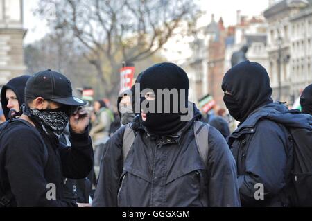 I membri del gruppo anarchico Black Block; unisciti alla, Londra, studente quota protesta. Foto Stock