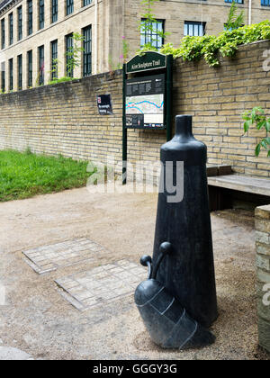 Sale Pot Slug scultura sull'Aire Sentiero delle sculture dalla Nuova Cartiera di Saltaire West Yorkshire Inghilterra Foto Stock