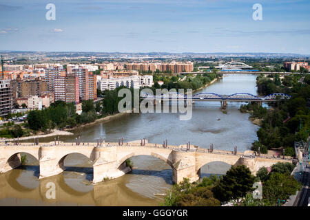 Vista aerea del fiume Ebro e ponte in pietra a Saragozza (Spagna) dalla Basilica del Pilar Foto Stock