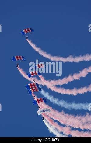 Royal Air Force Parachute Team i falchi al Shoreham Foto Stock