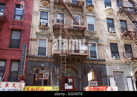 Alcuni degli edifici a cinque piani su Eldridge Street, di fronte al Eldridge Street Sinagoga su Manhattan Lower East Side. Foto Stock