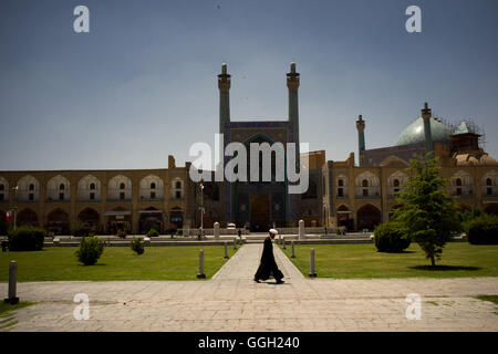 Un mullah attraversa nella parte anteriore della Moschea Shah all'Naqsh-e JAHAN Piazza di Isfahan, Iran. © Jordi Boixareu Foto Stock