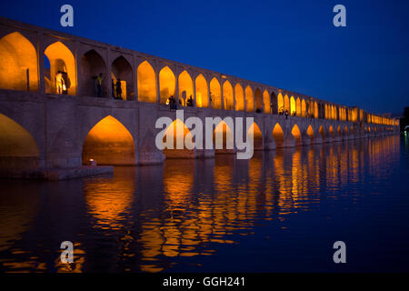 La gente si appoggia a gli archi di Si-O-seh pol ponte in Isfahan, Iran. © Jordi Boixareu Foto Stock