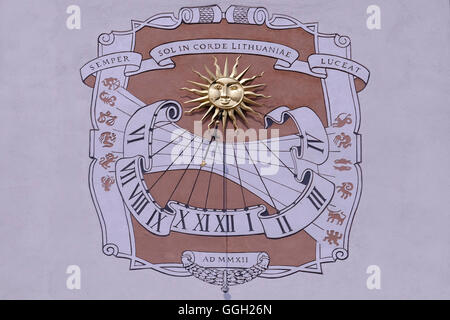 Meridiana sulla parete del Palazzo dei Granduchi di Lituania che mostra il vero tempo solare. Il motto latino si traduce come 'May the Sun always splay in the heart of Lituania' nella città vecchia di Vilnius, Lituania Foto Stock