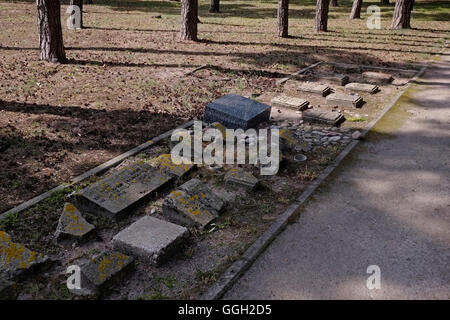 Vecchie lapidi segnando i punti in cui le tombe erano noti per avere originariamente esisteva al cimitero militare tedesco utilizzato per la sepoltura dei soldati tedeschi durante le due guerre mondiali nella città di Klaipeda in Lituania Foto Stock