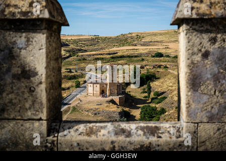 Convento di San Giovanni della Croce, incorniciato dalle mura del castello Alcazar di Segovia, Castilla y Leon, Spagna Foto Stock