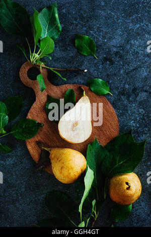 Tagliere di legno con le pere Foto Stock