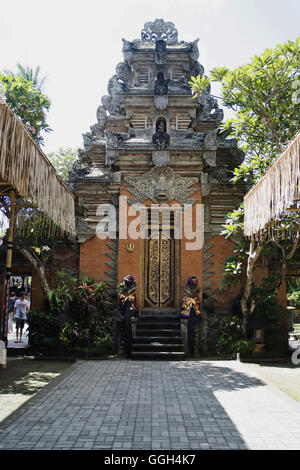 Porta del palazzo di Ubud, ufficialmente conosciuta come puri Saren Agung, Indonesia. Il palazzo è la residenza ufficiale della famiglia reale Foto Stock