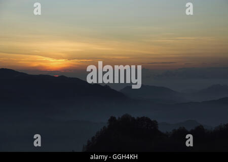 Sunrise a Mt. Kelimutu, Indonesia. Kelimutu è un vulcano, vicino alla cittadina di Moni nel centro sull isola di Flores in Indonesia Foto Stock