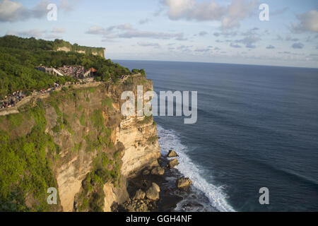 Tempio di Uluwatu cliff, Indonesia. Uluwatu è un posto sulla punta sud-occidentale della penisola di Bukit di Bali, Indonesia. Esso è ho Foto Stock