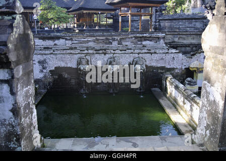 Tempio di balneazione figure di Goa Gajah, elefante Grotta, Bali, Indonesia. Situato sull'isola di Bali nei pressi di Ubud, in Indonesia. Buil Foto Stock