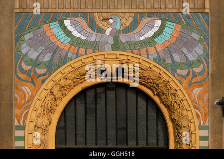 Phoenix Bird. Mosaico progettato dall artista ceco Karel Ludvik Klusacek sulla casa del Coro Hlahol Società in Praga, Repubblica Ceca. La Casa del Coro Hlahol società progettato dagli architetti ceca Frantisek Schlaffer e Josef Fanta fu costruito nel 1902-1905 in Masarykovo Embankment. Foto Stock