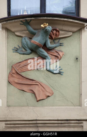 Il principe rana raffigurata sulla casa di Novak a Praga, Repubblica Ceca. La casa a Novak (Dum U Novaku) progettato da architetto ceco Osvald Polivka fu costruito nel 1902-1903 in strada Vodickova per imprenditore ceco Jan Novak come sempre primo department store di Praga. Foto Stock