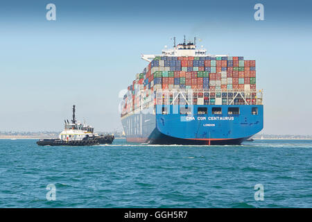 La CMA CGM Centaurus, nuova nave portacontainer Panamax, viene manovrata nel Long Beach Container Terminal, California, USA. Foto Stock