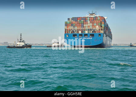 La CMA CGM Centaurus, nuova nave portacontainer Panamax, viene manovrata nel Long Beach Container Terminal, California, USA. Foto Stock