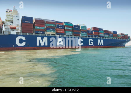 La nave portacontainer Giant CMA CGM Centaurus New Panamax viene manovrata nel Long Beach Container Terminal, California, USA. Foto Stock