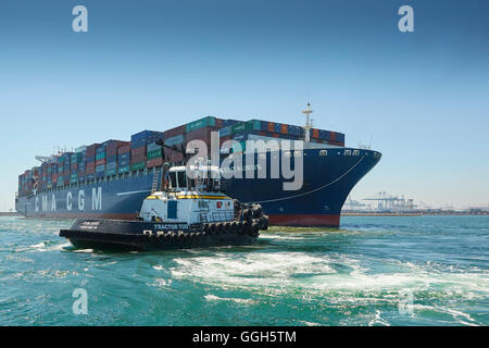 La CMA CGM Centaurus, nuova nave portacontainer Panamax, viene manovrata nel Long Beach Container Terminal. California, USA. Foto Stock