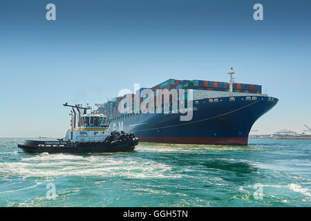 La CMA CGM centauro di portacontainer è manovrato verso il molo J nella lunga spiaggia di terminal per container, Los Angeles, California, USA. Foto Stock