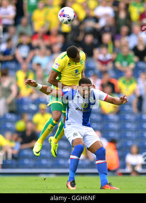 Blackburn Rovers' Liam Feeney (destra) e Norwich City's Jacob Murphy battaglia per la palla in aria durante il cielo di scommessa match del campionato a Ewood Park di Blackburn. Foto Stock