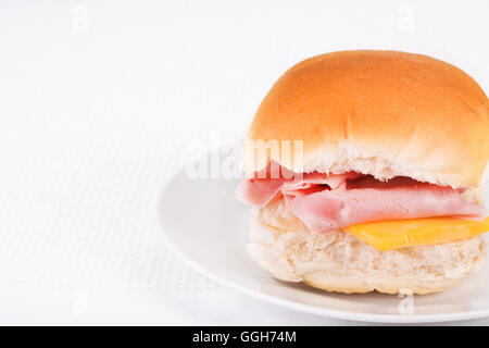 Prosciutto e formaggio pane o bap su una piastra bianca Foto Stock
