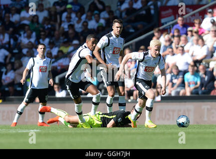 Derby County la volontà di Hughes (a destra) batte Brighton & Hove Albion's Glenn Murray (massa) per la sfera durante il cielo di scommessa match del campionato al iPro Stadium, Derby. Foto Stock