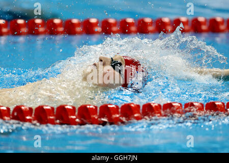 Gran Bretagna Max Litchfield compete in uomini 100 singoli medley riscalda il primo giorno del Rio Giochi olimpici, Brasile. Foto Stock