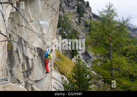 Donna salendo la via ferrata La Resgia, Engadina, Grigioni, Svizzera Foto Stock