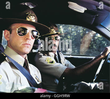 SUPER TROOPERS - DIE SUPERBULLEN / Super Troopers USA 2002 / Jay Chandrasekhar Die Comedy-Gruppe 'rotto lucertole' (JAY CHANDRASEKHAR, Kevin Heffernan, STEVE LEMME, PAUL SOTER, ERIK STOLHANSKE) schrieb das Drehbuch und spielte die Hauptrollen in 'Super Trooper' Regie: Jay Chandrasekhar aka. Super Troopers Foto Stock