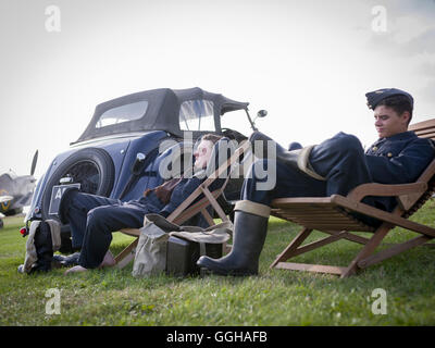 Airfield scena battaglia della Gran Bretagna, attori nella Royal Air Force uniforme, Goodwood 2014, Racing Sport, Classic Car, Goodwood, Foto Stock